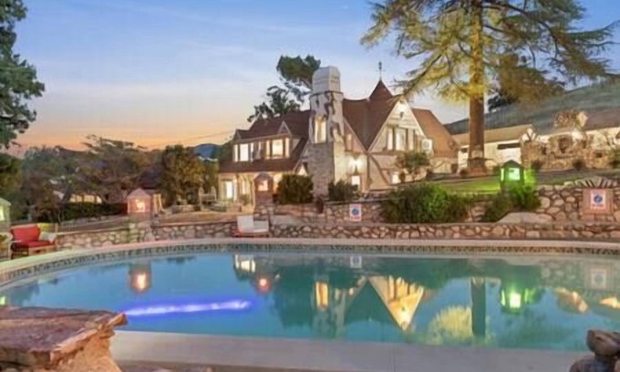 Newhall House | The Magic Castle (Unit5) - Six Flags