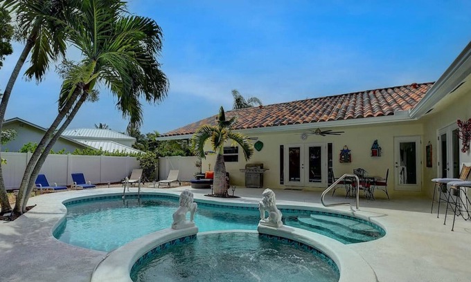 Lake Ida Shores House | The Majesty | Lux Pool & Heated Spa Tub Residence