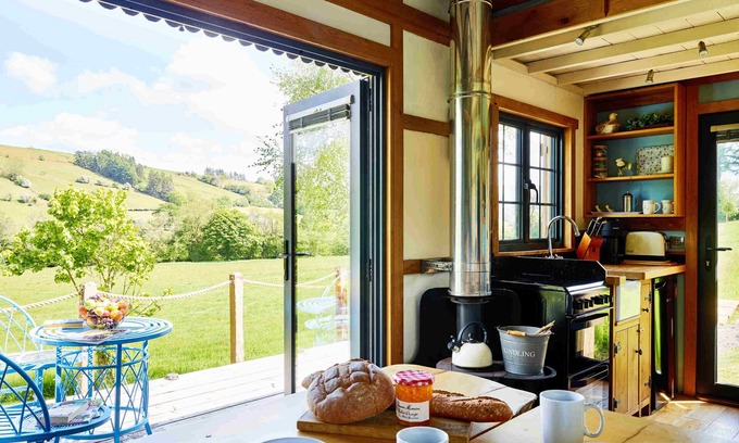 Trecastle Cabin | The Mallard Shepherd's Hut with Hot Tub