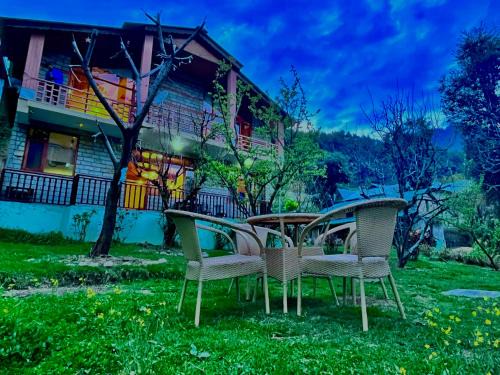Belatal Hotel | The Manu Emerald # farmHouse # top selling cottage in manali # peaceful heritage cozy stay # lawn with bonfire # most awarded