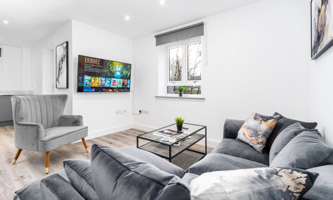 Smethwick Apartment | The Marsons Collection- 2 Bedroom Apartment - Parking