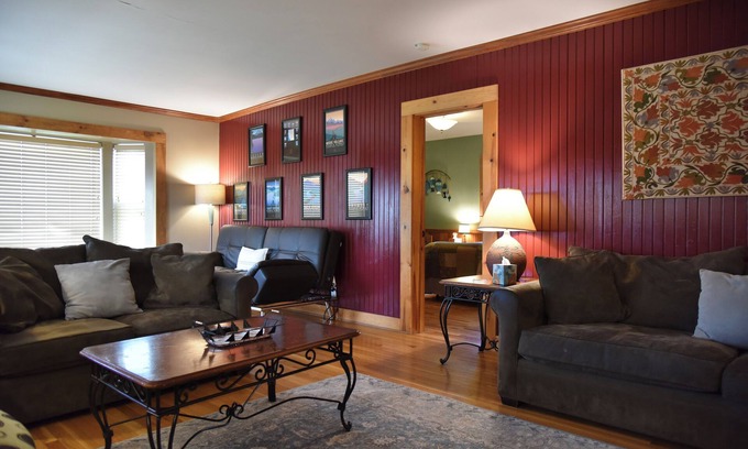 McCloud House | The McCloud Vacation Home on Mt. Shasta Sleeps 10+, Free Wifi