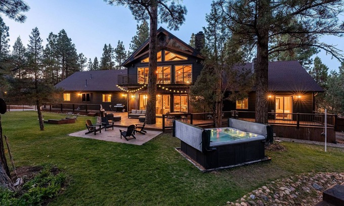 Meadowbrook Estates House | The Meadowbrook. Luxury. Games. BBQ. Huge private Back yard