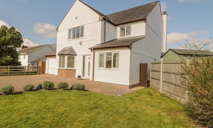 Pentraeth Cottage | THE MEADOWS, family friendly, character holiday cottage in Pentraeth
