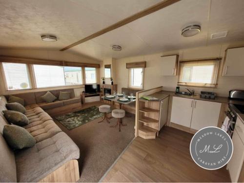 Chapel Saint Leonards Apartment | The Meadows 34 - Golden Palm Resort, pet friendly, WiFi & bed linen - Meadow Lakes Caravan & Lodge Hire