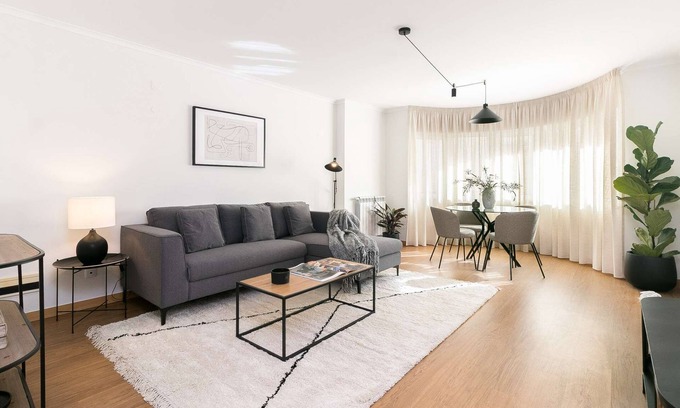 Lumiar Apartment | ✨The Metropolitan: Premium Apartment with Balcony and Parking at Uptown