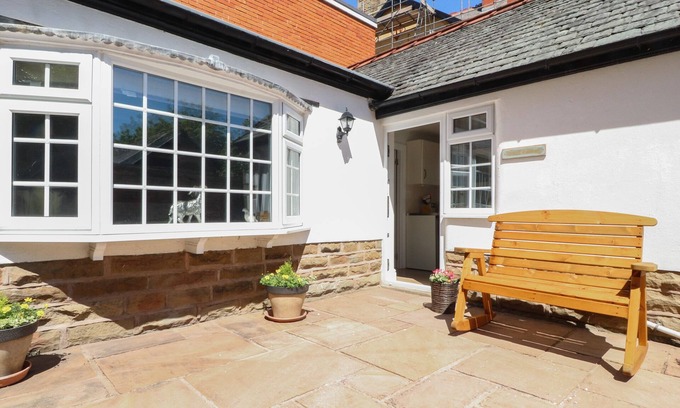 Lytham St. Anne's Cottage | THE MEWS COTTAGE, pet friendly, with a garden in Lytham St. Annes