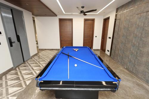 Gurugram Apartment | The Midnight Studio - Your Galleria Getaway