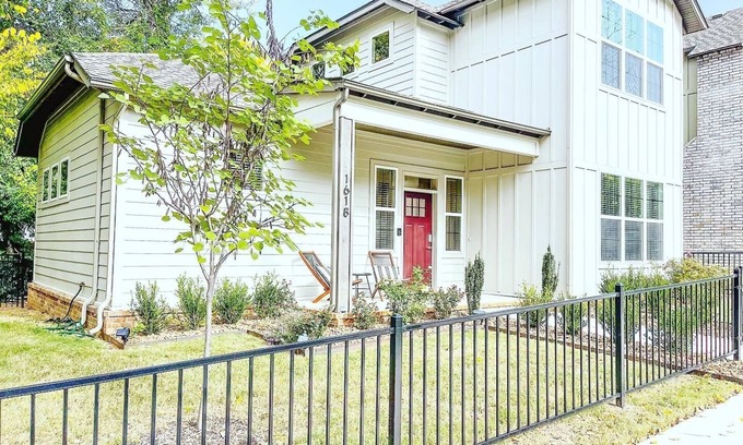 Fayetteville House | The Modern Mission, 3 bed/3 bath, 2 mi from UA and Dickson, 2 bikes included