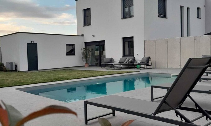 Parndorf House | The Moment Luxury Suites- Parndorf, Modern house in Parndorf with garden & pool