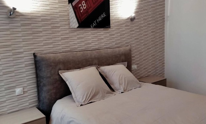 Clairmarais House | THE MOULIN ROUGE "LE GREBE"