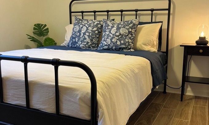 Conway House | The Moultrie - Private Queen Room in Cozy Bungalow with Lake View