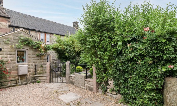 Matlock Cottage | THE MOUSE HOUSE, romantic, with open fire in Winster