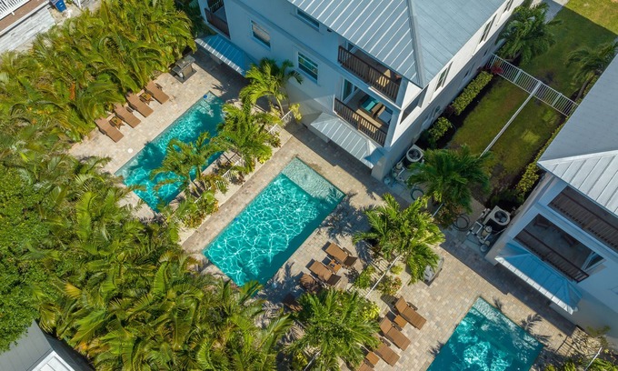 Siesta Key House | The Nautilus | Luxury Pet Friendly Home, 2 Heated Pools, Ping Pong Tables Steps to Beach!