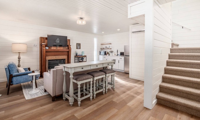 New Plymouth Cabin | The Nest + Pickleball Court l Hot Tub l Hiking