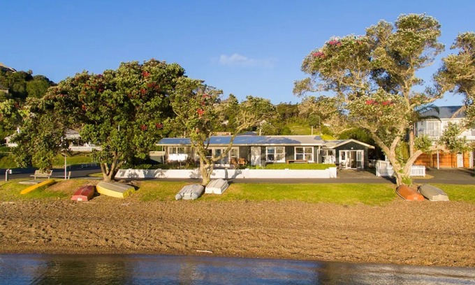 Russell House | The Nest Russell Waterfront Central Cottage