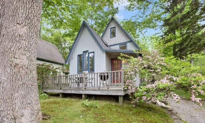 Bayside Cottage | The Nightingale - Cozy & Updated Seaside Cottage