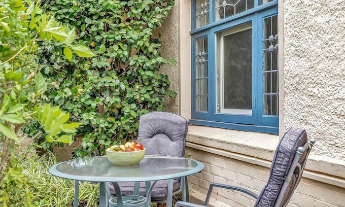 Toorak Gardens House | 'The Nook' Peaceful Toorak Gardens Retro Cottage