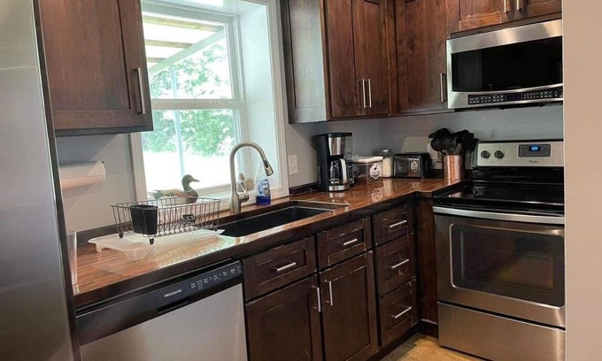 Emporia Cabin | "The Oaks" a country retreat just 2 miles away from town.