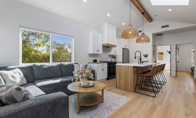 Thousand Oaks House | The Oaks. A Luxury New Build In Thousand Oaks with AC, WiFi, Fire Pit, Fast WIFI