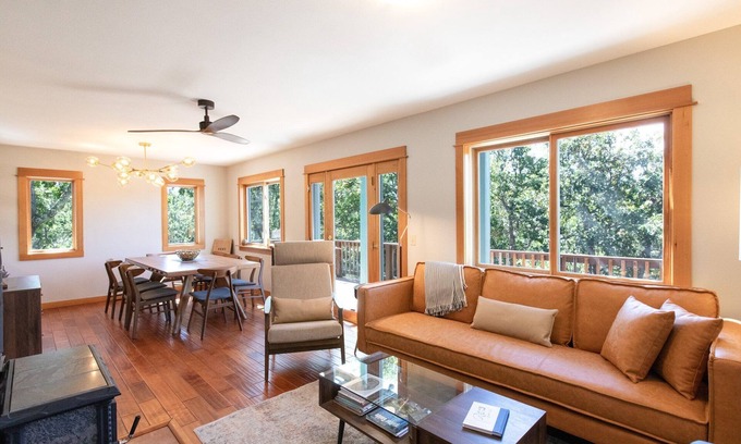 Lyle House | The Oaks - Private Disc Golf Course, Escape to Paradise in The Oaks, Hot Tub, Gorgeous Seclusion