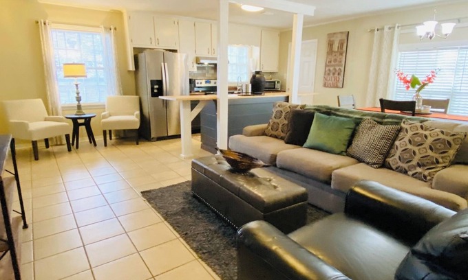 Mobile House | The Oaks Vanderbilt location is adjacent to USA campus and Azalea golf course