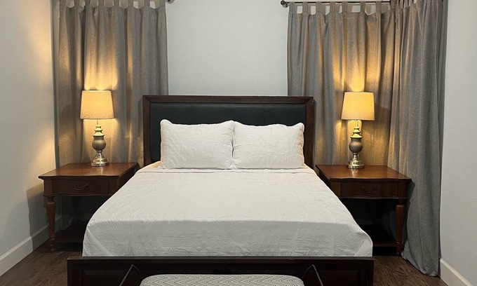 Murray Hill House | The Oasis in Murray Hill - Centrally Located- sleeps 8- WiFi-Cozy-Free Parking