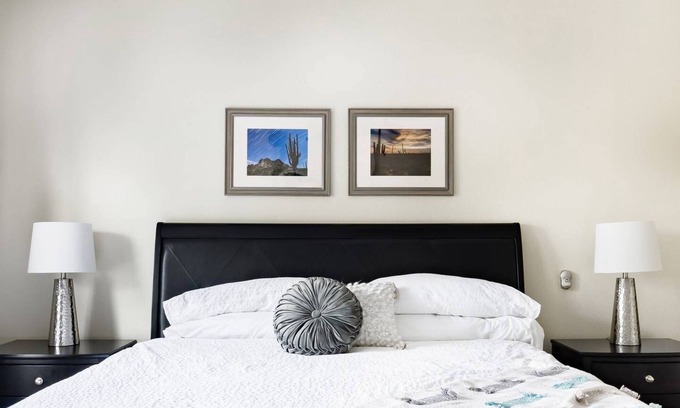 Paradise Valley Village Villa | THE OASIS - Sleeps 21 - Newly Remodeled - Very Clean