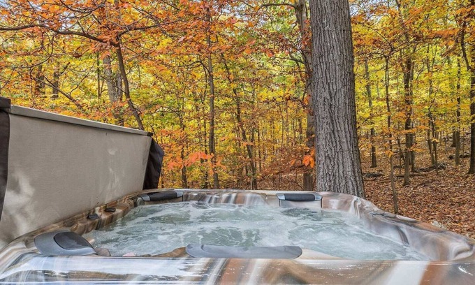 Kabletown Cabin | The Oculus - Huge Cabin with a Hot Tub!