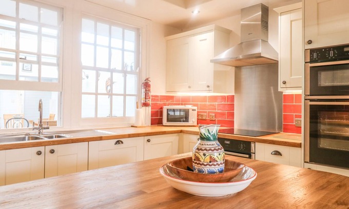 Mevagissey Cottage | THE OLD BANK HOUSE, pet friendly, with open fire in Mevagissey