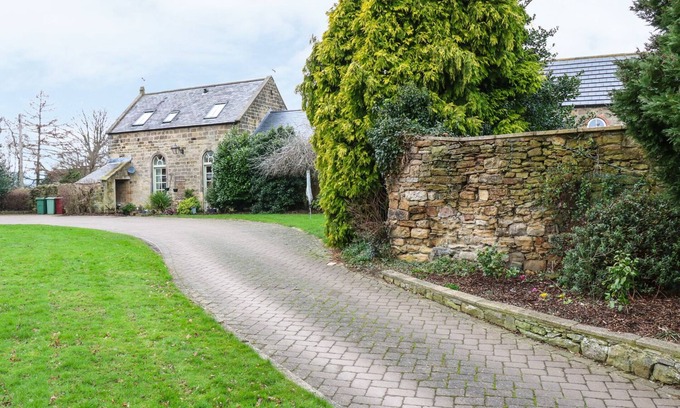 Woolley Moor Cottage | THE OLD CHAPEL, character holiday cottage, with a garden in Handley