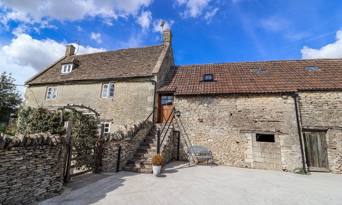 Nettleton Cottage | THE OLD DAIRY, romantic, with a garden in Nettleton