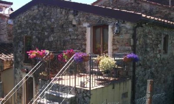 Corsanico Cottage | The old farmhouse among vineyards and olive groves