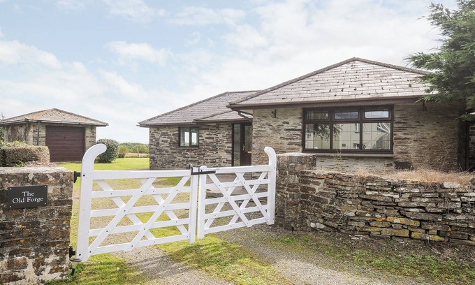 Saltash Cottage | THE OLD FORGE, pet friendly, with a garden in Trerulefoot
