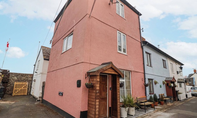 Watchet Cottage | THE OLD LIGHTHOUSE COTTAGE, pet friendly in Watchet