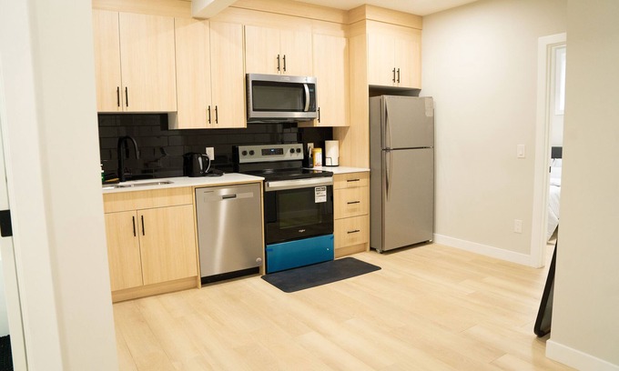 Evanston House | The Old Trafford - Stylish 2 bedroom suite | Banff | YYC Airport | U of C | SAIT