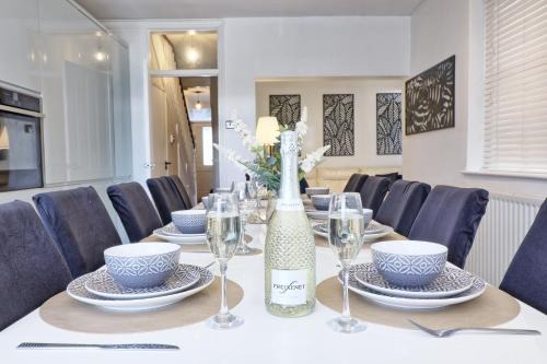 Southend-on-Sea Villa | The Opulent Property Project Southend Beach House Sleeps 8 Free Parking x 2 Perfect for Contractors 4 King Beds or 8 Single Beds
