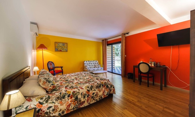 Saint-Andre Apartment | The orange room, chic and luxurious, calm in a large garden, swimming pool, jacuzzi.