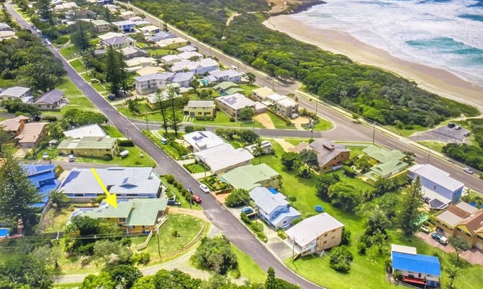 East Ballina House | The Original Beach Hilday Home. Listen to the waves and watch the whales in bed.