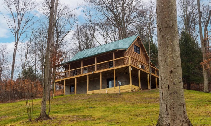 South Bloomingville Cabin | The Overlook - The Overlook at Pine Creek Cabins and Camping in Hocking Hills, just minutes from Hocking Hills State Park. A cozy, yet spacious, pet-friendly cabin perfect for a reset surrounded by nature! Book your getaway today