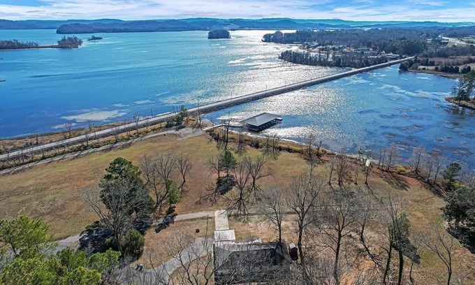 Guntersville House | The Overlook on Guntersville Lake Waterfront near Seibold & Waterfront launch