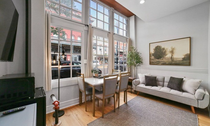 St. Charles Apartment | The Owl Suite at Divine Otter