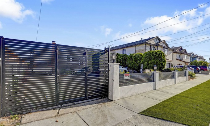 Hawthorne House | The Pacific Nest · 10min from LAX · BBQ · EV