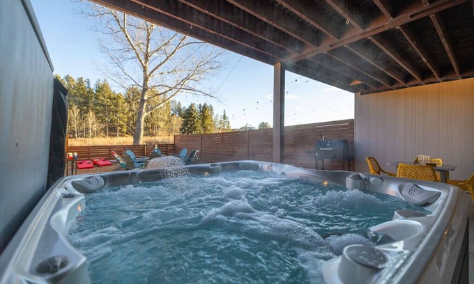 Custer Apartment | The Paddle House | Hot Tub + Fire Pit Stay