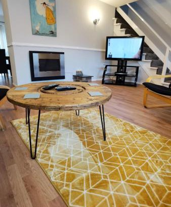 Kimberley House | The Paddocks Huge House available for guests and contractors WiFi Parking