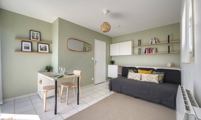 Costieres Apartment | The Palm Room ~ Cooling ~ Balcony ~ Parking