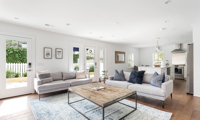 Cannonborough Elliotborough House | The Parthenon Suites | 2 Blocks to King St!