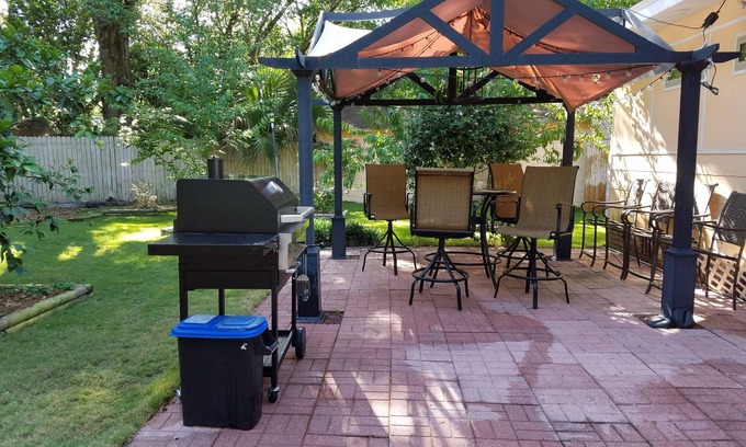 Corry Heights House | The Peachy Cottage - Close to Beaches, Corry Station, NAS, & Historic Downtown