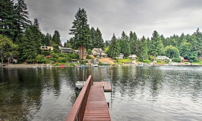 East Olympia House | The Peacock House - Waterfront Home with Hot Tub!