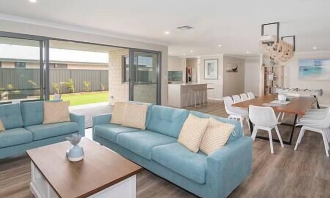 West Busselton House | The Pearl- 5 bedroom 5 Bathroom